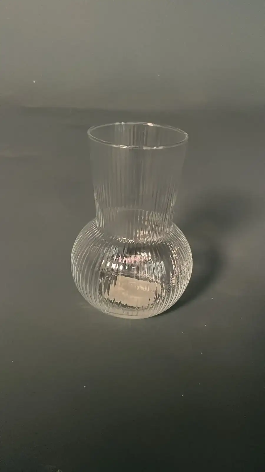 مزهرية زجاج شفافة – ديكور سينمائي - الصورة الرئيسية للإيجار | استأجر