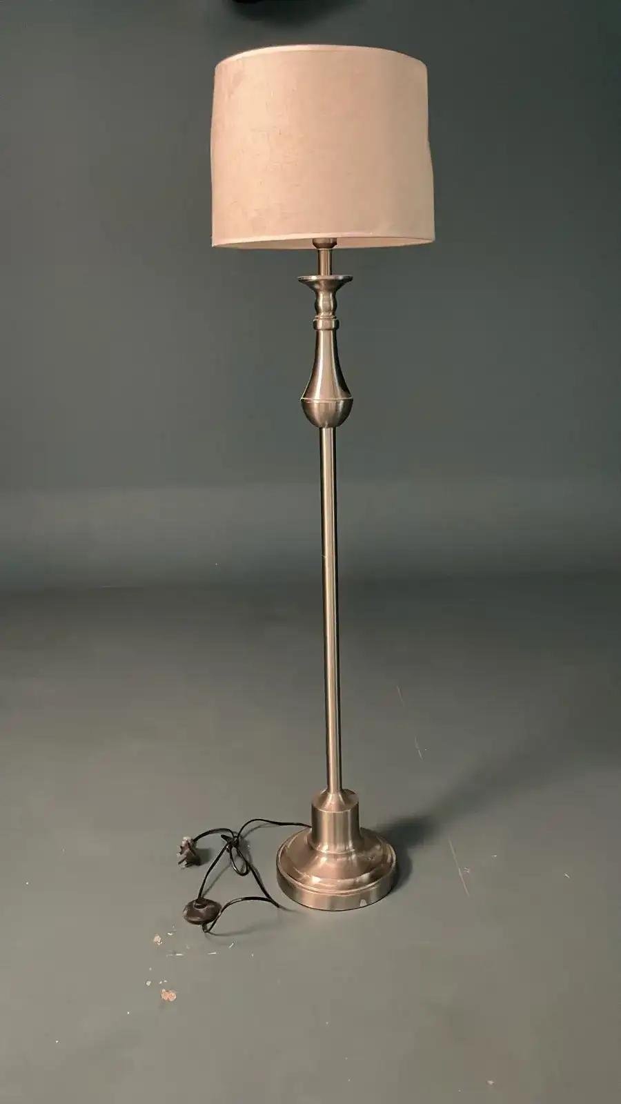  مصباح طويل مودرن – ديكور تصوير سينمائي - الصورة الرئيسية للإيجار | استأجر