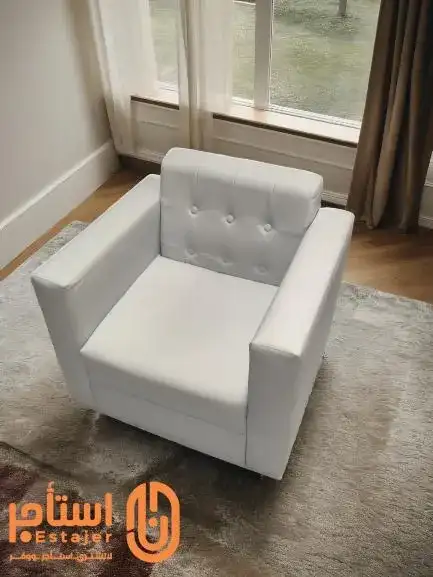 كنب مفرد من الجلد الأبيض ظهر مزين بأزرار مناسب للمناسبات الخاصة والحفلات - صورة 2 للإيجار | استأجر