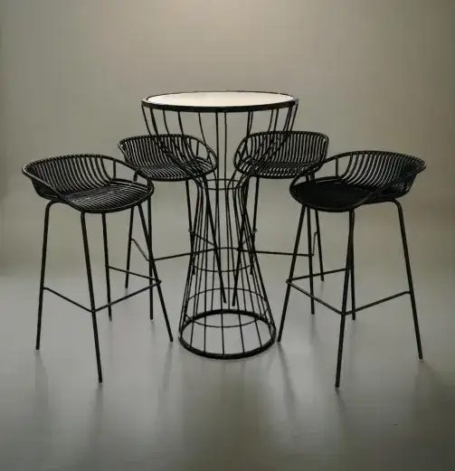 طاولة مع أربعة كراسي لون أسود تصميم عصري ومناسب للمناسبات المختلفة - الصورة الرئيسية للإيجار | استأجر