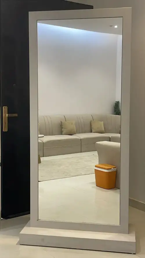 مرآة كبيرة بإطار خشبي أبيض مع قاعدة – ديكور تصوير سينمائي - صورة 2 للإيجار | استأجر