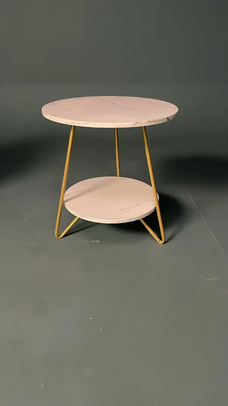 طاولة جانبية صغيرة – ديكور تصوير سينمائي - الصورة الرئيسية للإيجار | استأجر