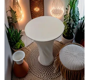 طاولة خشبية بغطاء ابيض مناسبة للحفلات والمناسبات والفعاليات الخاصة للإيجار | استأجر