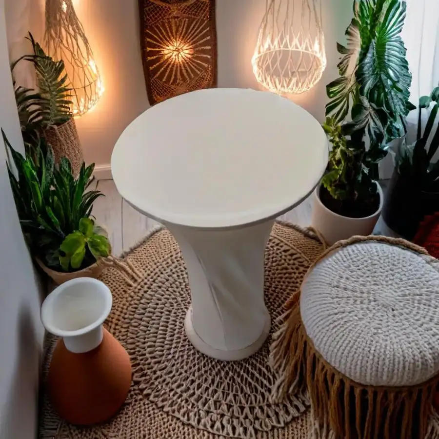 طاولة خشبية بغطاء ابيض مناسبة للحفلات والمناسبات والفعاليات الخاصة - الصورة الرئيسية للإيجار | استأجر