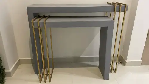 طاولات ديكور معدن وخشب بلون رمادي وذهبي – ديكور تصوير سينمائي  - صورة 2 للإيجار | استأجر