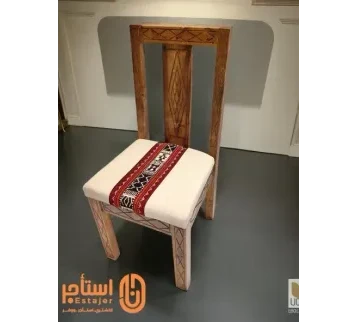 كرسي خشبي مزخرف يتميز بتصميمه التقليدي والفريد مناسب للمناسبات الوطنية يوم التأسيس واليوم الوطني للإيجار | استأجر