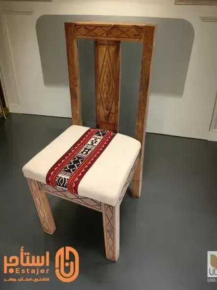 كرسي خشبي مزخرف يتميز بتصميمه التقليدي والفريد مناسب للمناسبات الوطنية يوم التأسيس واليوم الوطني - الصورة الرئيسية للإيجار | استأجر