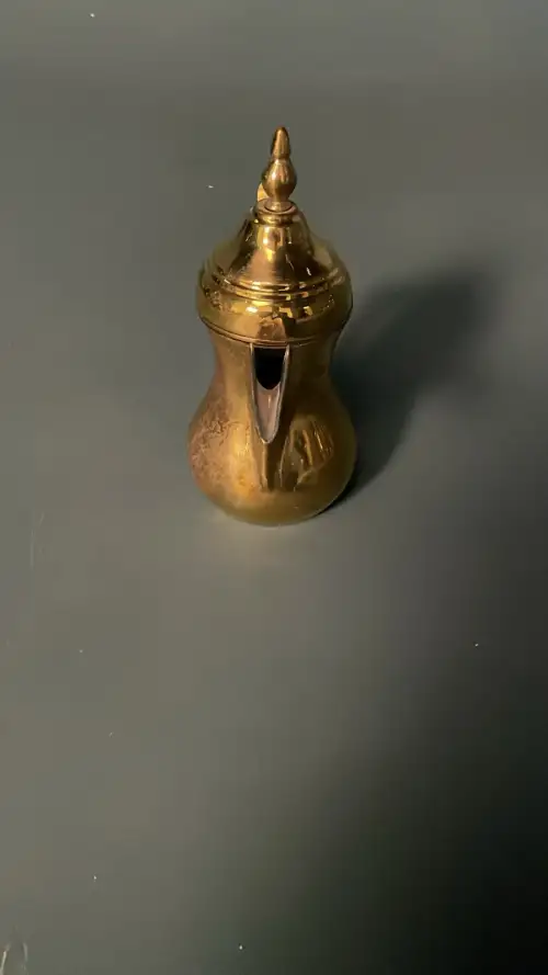 دلة قهوة عربية صغيرة لون ذهبي /بروب تصوير سينمائي - صورة 2 للإيجار | استأجر