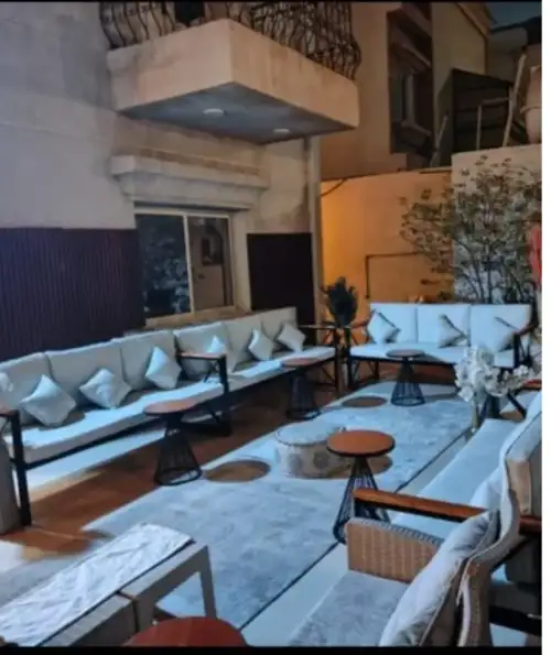 جلسة خارجية لثلاثة أشخاص مع طاولة - صورة 5 للإيجار | استأجر