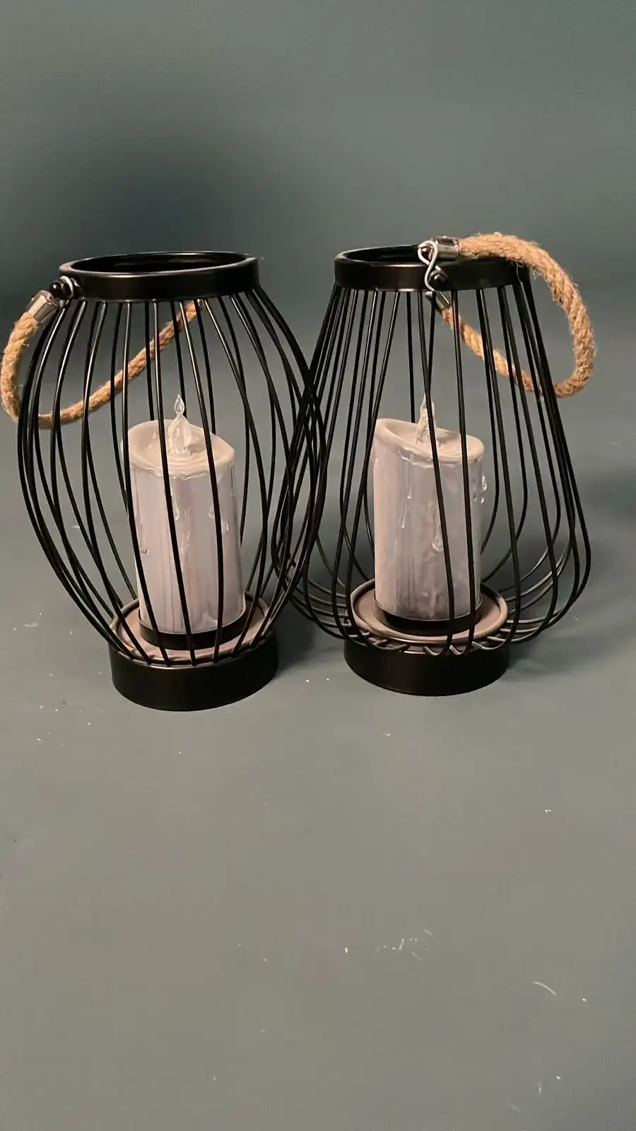 شموع بإضاءة بطارية داخل سلة حديد سوداء – بروب سينمائي  - الصورة الرئيسية للإيجار | استأجر