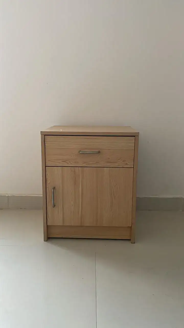 كومودينة صغيرة بطابع خشبي – ديكور تصوير سينمائي - الصورة الرئيسية للإيجار | استأجر