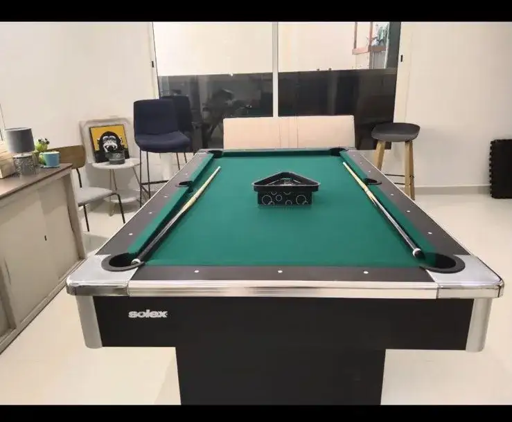 طاولة بلياردو – ديكور سينمائي - الصورة الرئيسية للإيجار | استأجر