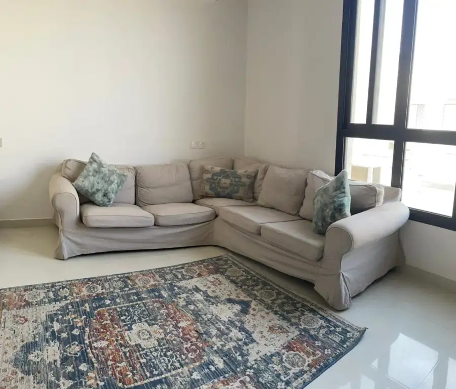 كنب حديث بلون بني يتسع 4 اشخاص- ديكور تصوير سينمائي  - الصورة الرئيسية للإيجار | استأجر