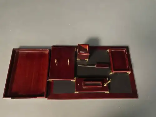 مجموعة أدوات مكتب فاخرة باللون البني الغامق ـ بروبس تصوير سينمائي  - صورة 2 للإيجار | استأجر