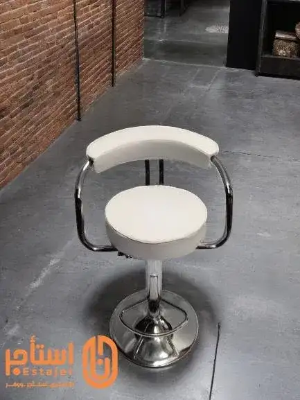 كرسي بار أبيض من الجلد والكروم بتصميم عصري - صورة 2 للإيجار | استأجر