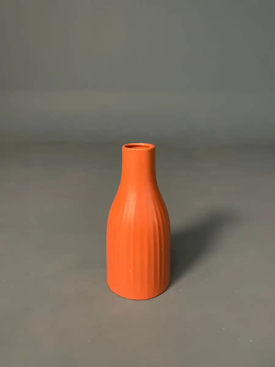 مزهرية بلون برتقالي – بروبس سينمائية  - الصورة الرئيسية للإيجار | استأجر