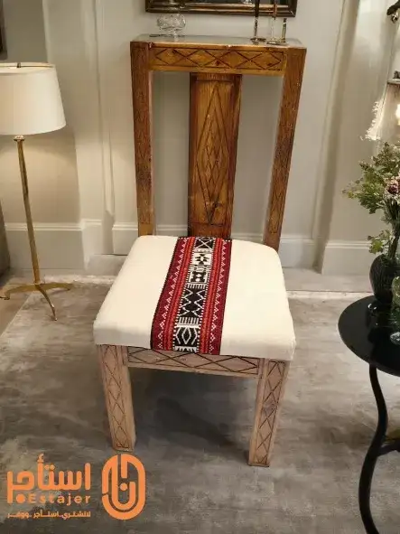 كرسي خشبي مزخرف يتميز بتصميمه التقليدي والفريد مناسب للمناسبات الوطنية يوم التأسيس واليوم الوطني - صورة 2 للإيجار | استأجر
