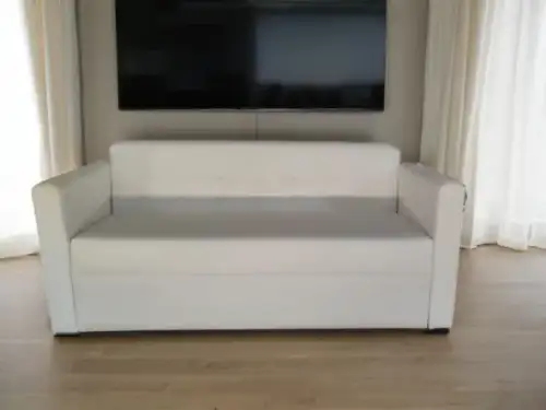 كنب كبير مستطيل مبطن بقماش فاخر مثالي للاستخدام في الفعاليات والحفلات والمكاتب - صورة 2 للإيجار | استأجر