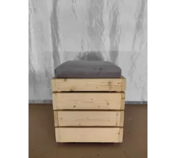 مقعد خشبي بوسادة مريحة للإيجار مناسب للطلعات والجلسات الخارجية والداخلية للإيجار | استأجر