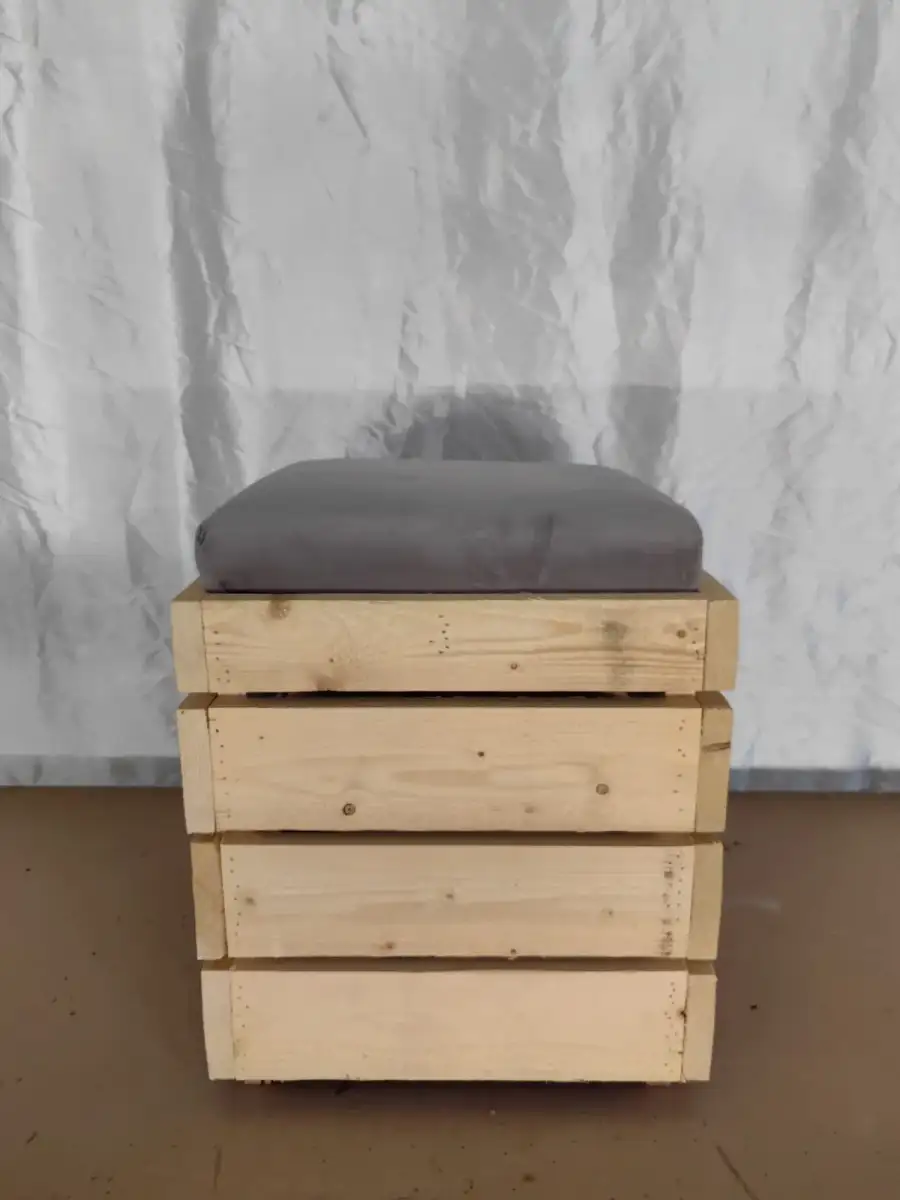 مقعد خشبي بوسادة مريحة للإيجار مناسب للطلعات والجلسات الخارجية والداخلية - الصورة الرئيسية للإيجار | استأجر