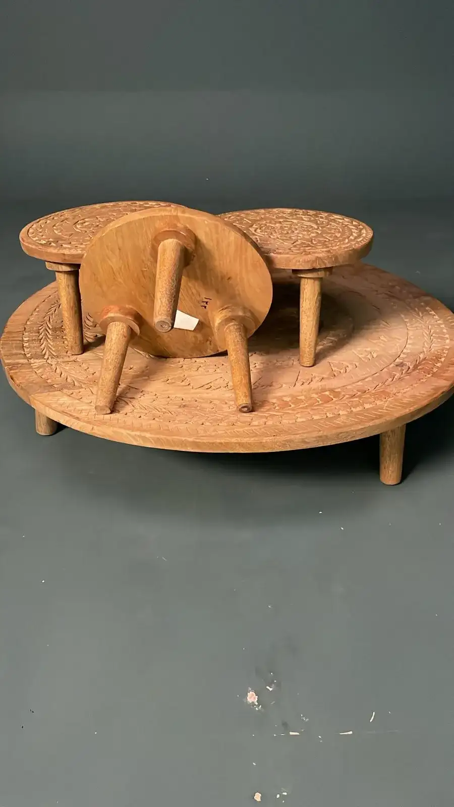 طقم طاولات خشبية مكوّن من ثلاث طاولات صغيرة وواحدة كبيرة – ديكور تصوير سينمائي - الصورة الرئيسية للإيجار | استأجر