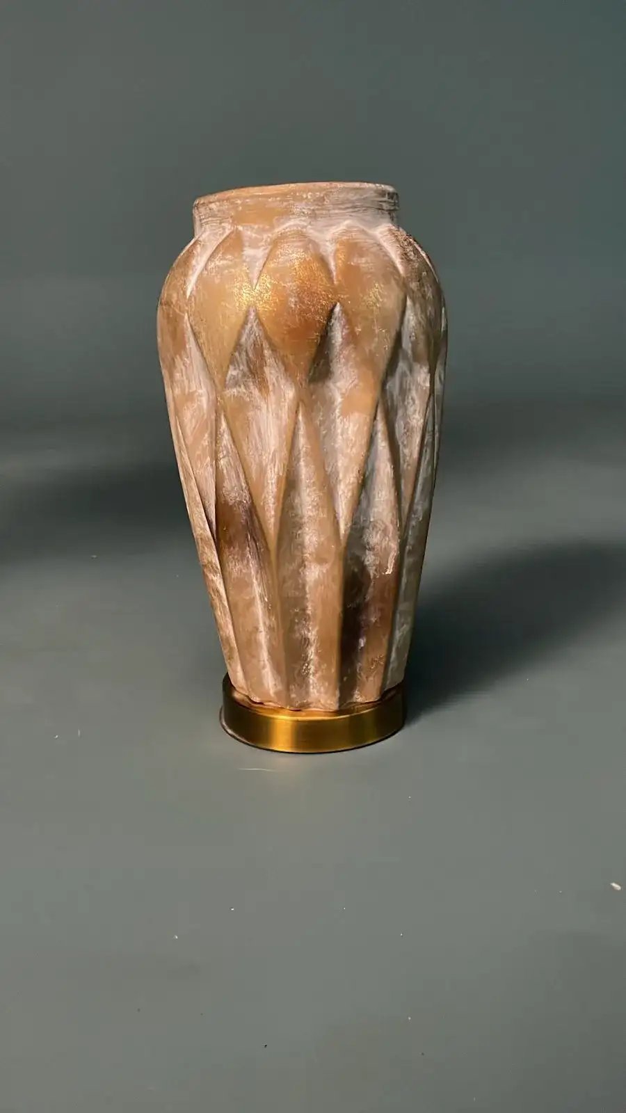 تحفة – مزهرية ورود (ديكور تصوير سينمائي) - الصورة الرئيسية للإيجار | استأجر