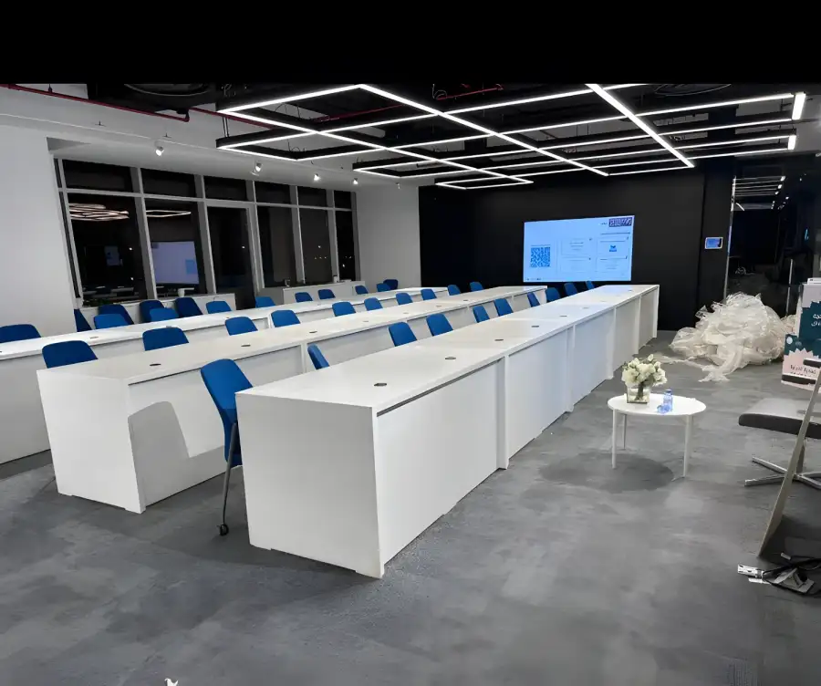 طاولة اجتماعات بيضاء عصرية بتصميم أنيق – مثالية لقاعات الاجتماعات، المؤتمرات، الدورات التدريبية والفعاليات - الصورة الرئيسية للإيجار | استأجر