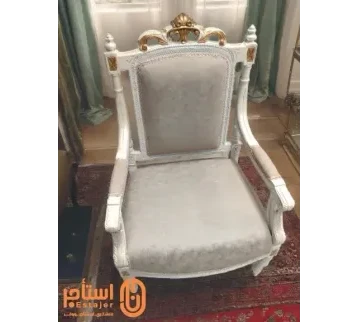 كرسي فاخر بتصميم كلاسيكي فخم يضفي لمسة من الأناقة والرفاهية على المكان. للإيجار | استأجر