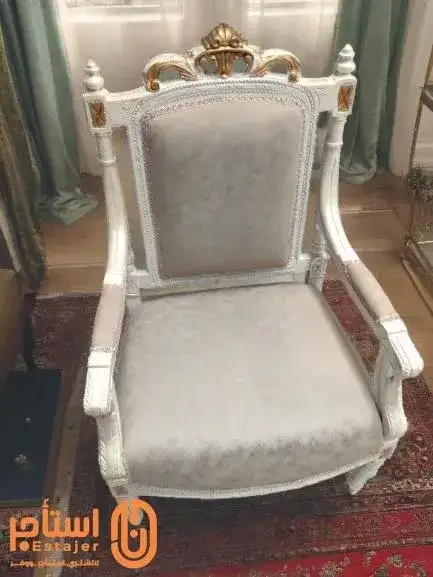 كرسي فاخر بتصميم كلاسيكي فخم يضفي لمسة من الأناقة والرفاهية على المكان. - الصورة الرئيسية للإيجار | استأجر