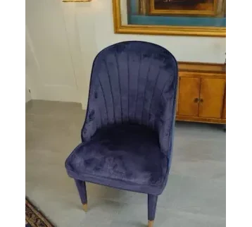 كرسي جلوس فاخر مودرن لون أزرق مخمل يضفي لمسة من الأناقة والرفاهية على المكان. للإيجار | استأجر