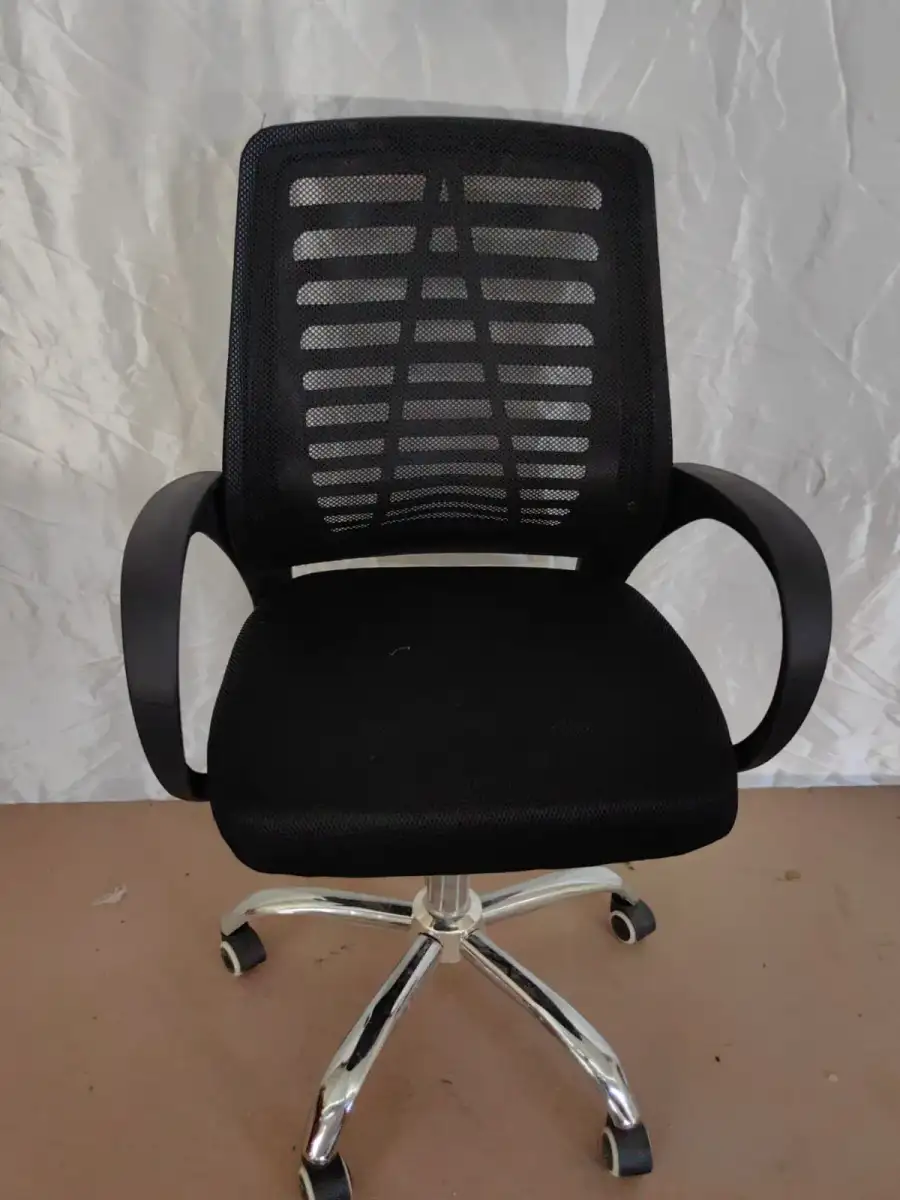كرسي مكتب عصري ب لون اسود مناسب للشركات والمكاتب - الصورة الرئيسية للإيجار | استأجر