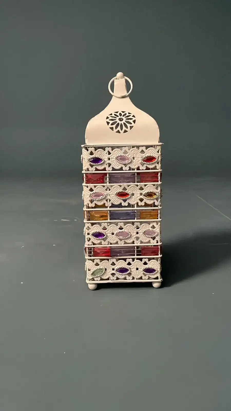 فانوس بطابع رمضاني أبيض وألوان – بروبس تصوير سينمائي - الصورة الرئيسية للإيجار | استأجر