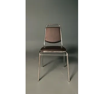 كرسي جلد بأرجل حديد – ديكور تصوير سينمائي للإيجار | استأجر