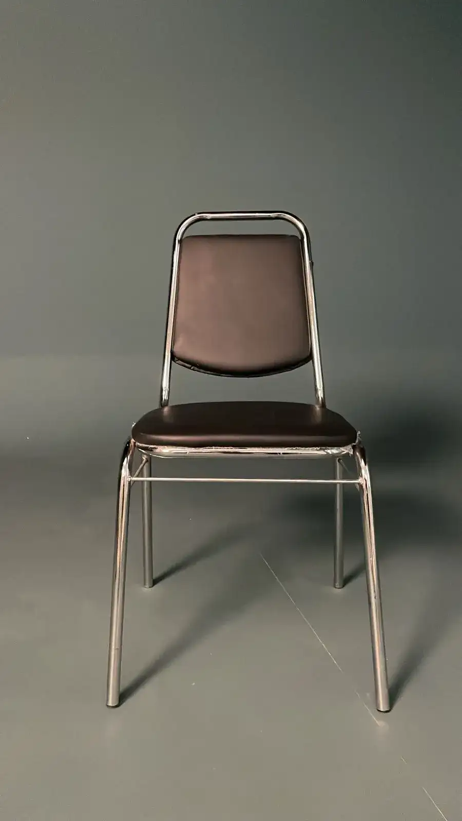 كرسي جلد بأرجل حديد – ديكور تصوير سينمائي - الصورة الرئيسية للإيجار | استأجر