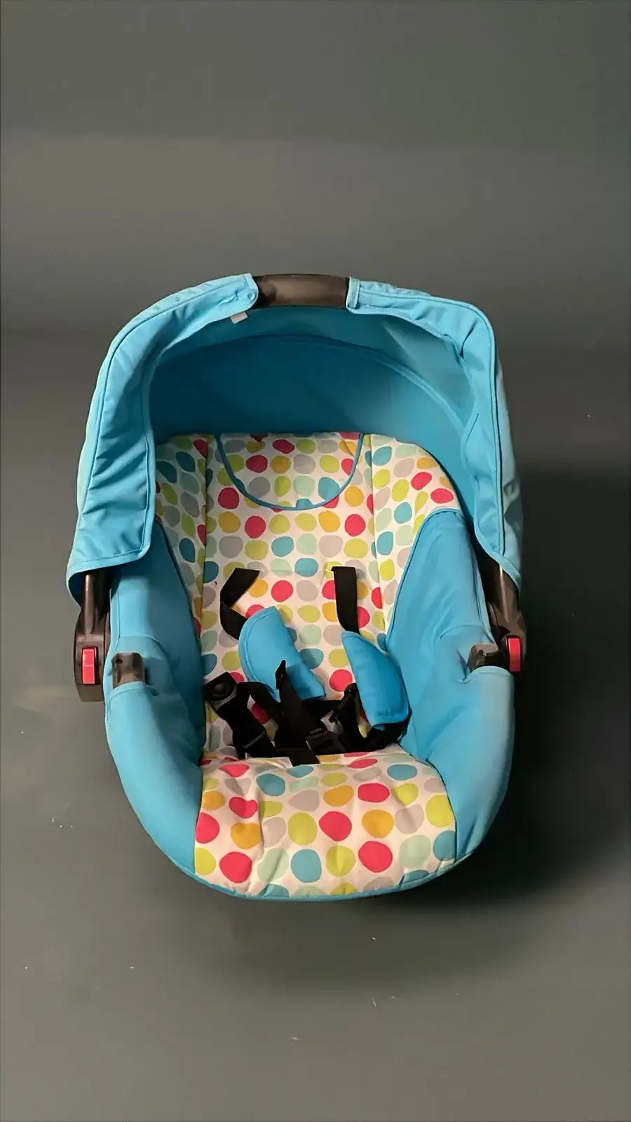 كرسي أطفال للسيارة – بروب تصوير سينمائي - الصورة الرئيسية للإيجار | استأجر