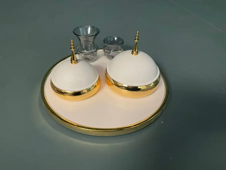 فناجين قهوة مع تمرية (ذهبي وأبيض) – بروبس سينمائية  - الصورة الرئيسية للإيجار | استأجر