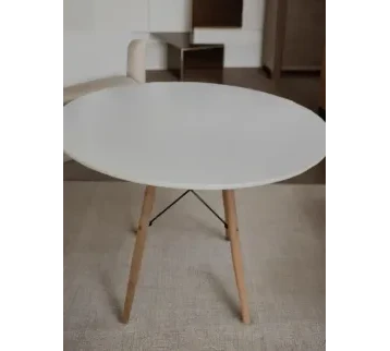 طاولة خدمة جانبية لون أبيض بأرجل خشبية مناسبة للتقديمات في الحفلات والاستقبالات للإيجار | استأجر