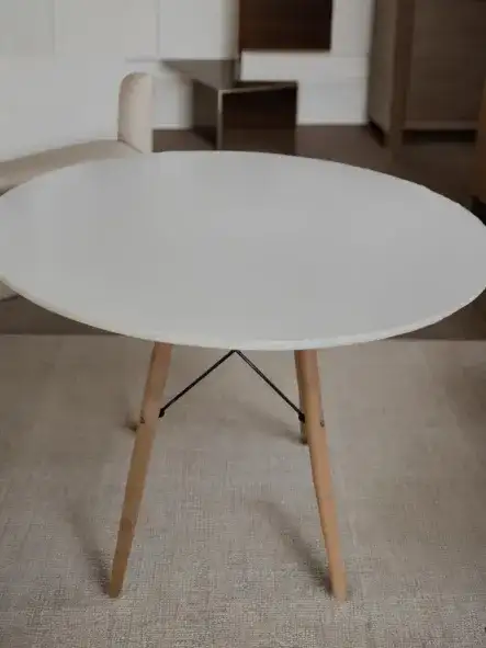 طاولة خدمة جانبية لون أبيض بأرجل خشبية مناسبة للتقديمات في الحفلات والاستقبالات - الصورة الرئيسية للإيجار | استأجر