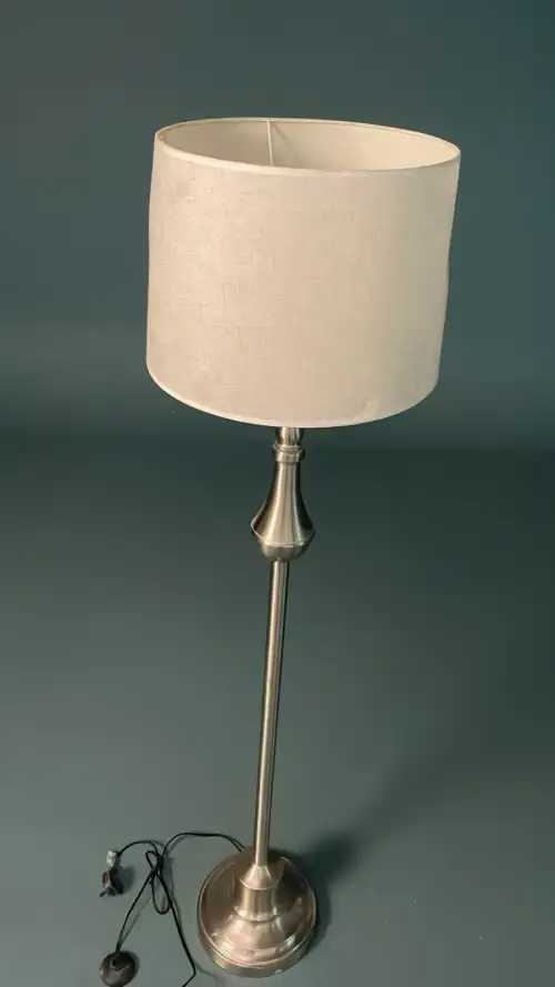  مصباح طويل مودرن – ديكور تصوير سينمائي - صورة 2 للإيجار | استأجر